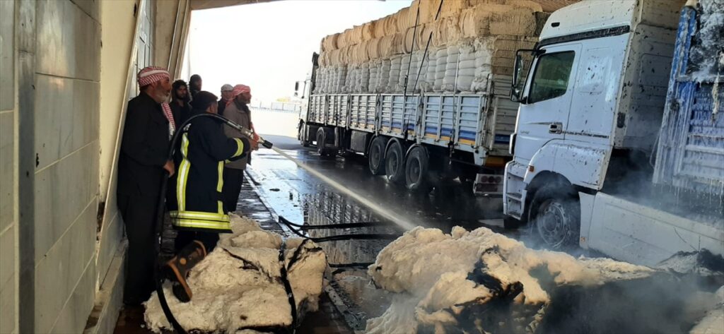 Tel Abyad Gümrük Kapısı’nda pamuk yüklü tırdaki yangın hasara yol açtı