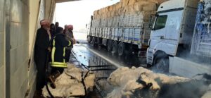 Tel Abyad Gümrük Kapısı’nda pamuk yüklü tırdaki yangın hasara yol açtı