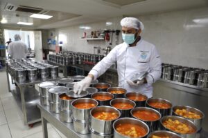 Haliliye’de ihtiyaç sahiplerine sıcak yemek ikramı