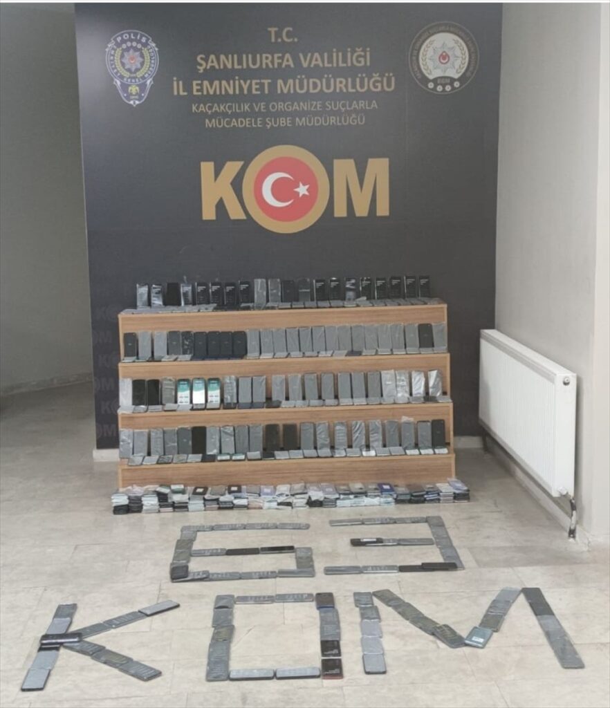 Şanlıurfa’da Tırın su deposuna gizlenmiş 470 cep telefonu ele geçirildi