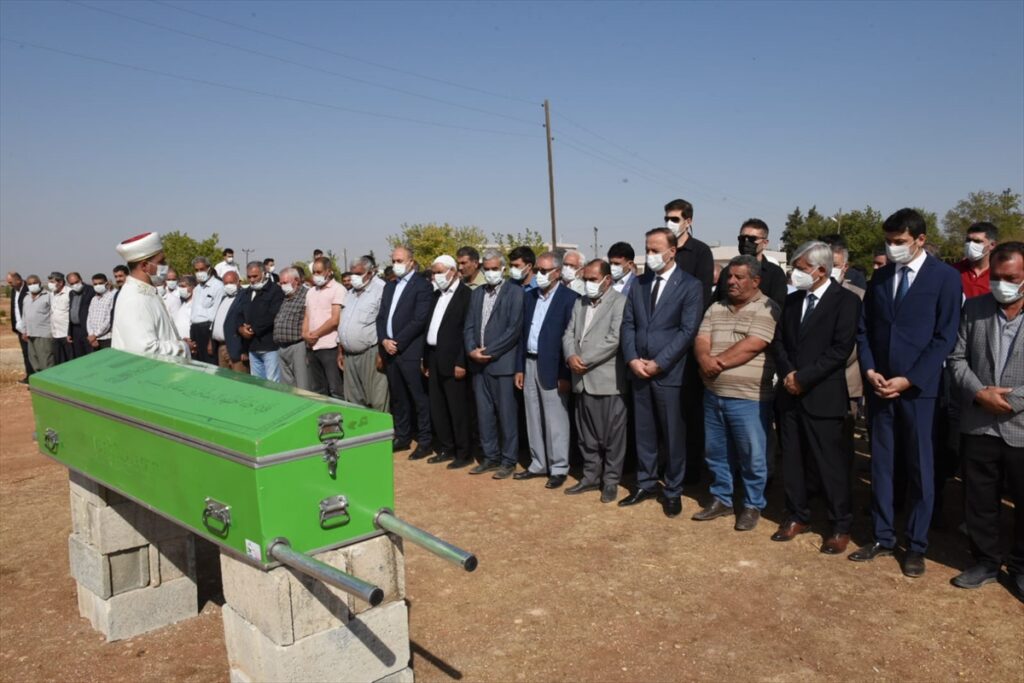 Şanlıurfa Valisi Erin, kazada hayatını kaybeden öğrencinin cenazesine katıldı