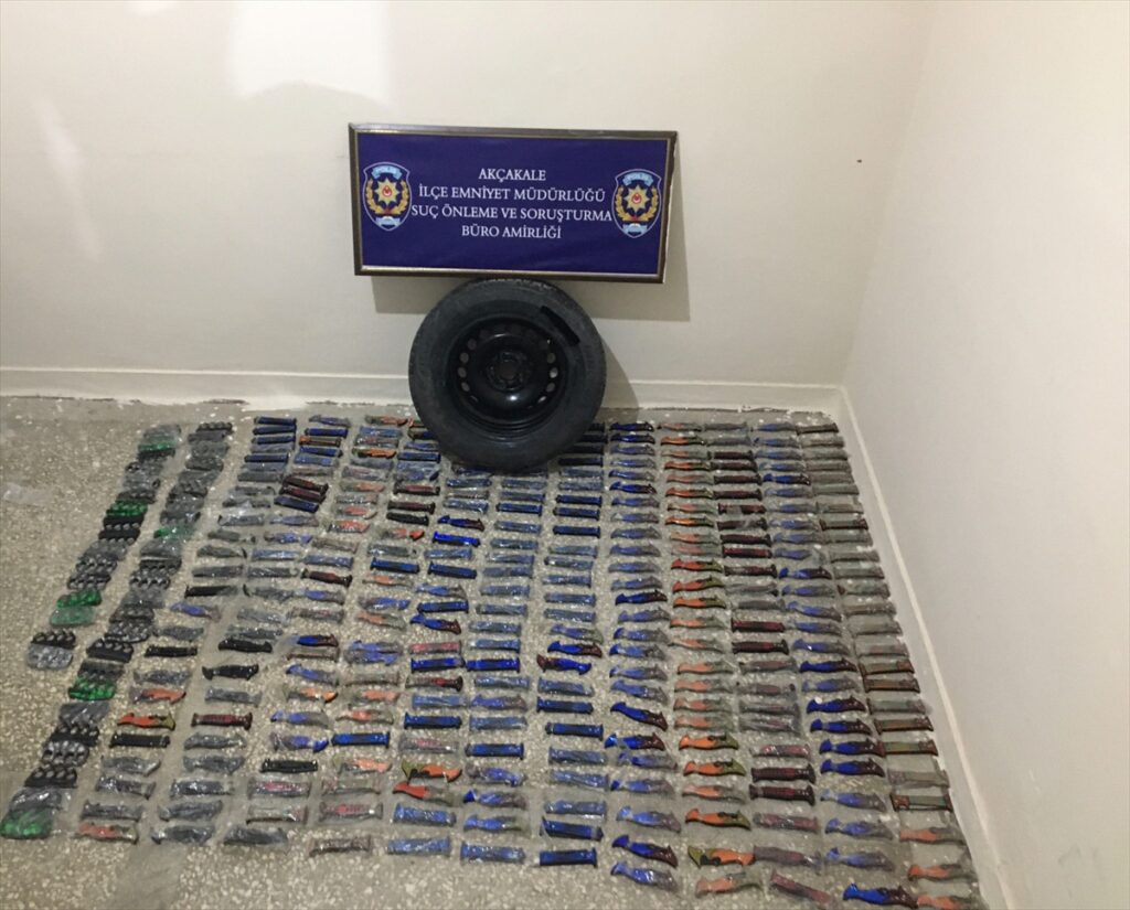 Şanlıurfa’da Otomobilin stepnesi ve hava filtresinde gümrük kaçağı bıçak ve muşta bulundu