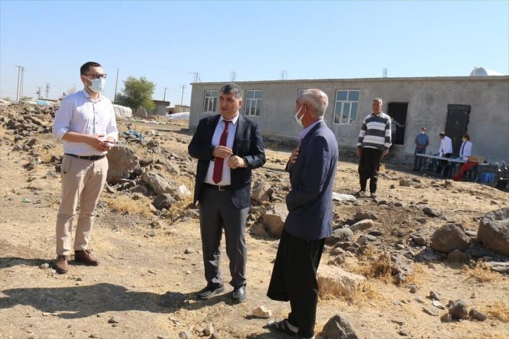 Şanlıurfa’da sağlık ekipleri vatandaşı aşıya ikna etmek için kırsal mahalleleri gezdi