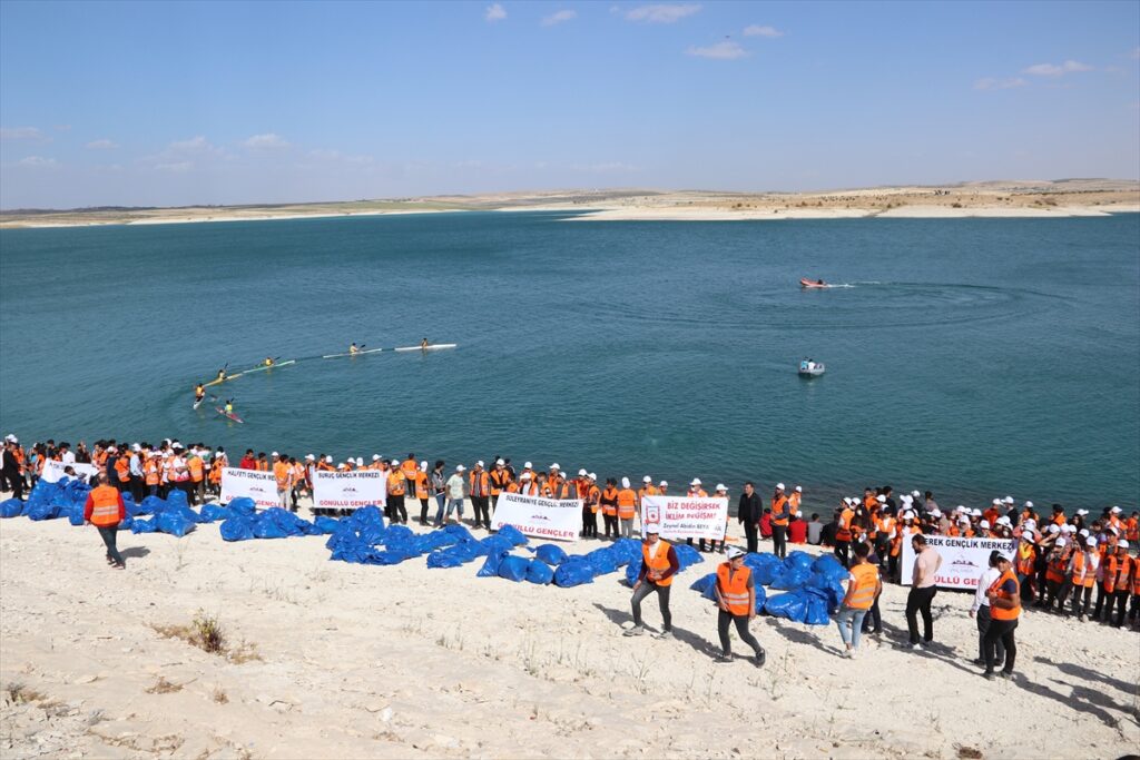 Şanlıurfa’da bin gencin katılımıyla Atatürk Barajı’nın kıyısı temizlendi