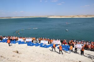 Şanlıurfa’da bin gencin katılımıyla Atatürk Barajı’nın kıyısı temizlendi