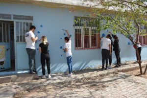 Şanlıurfa’da gönüllü öğretmen ve öğrenciler okul binalarını boyayarak güzelleştiriyor