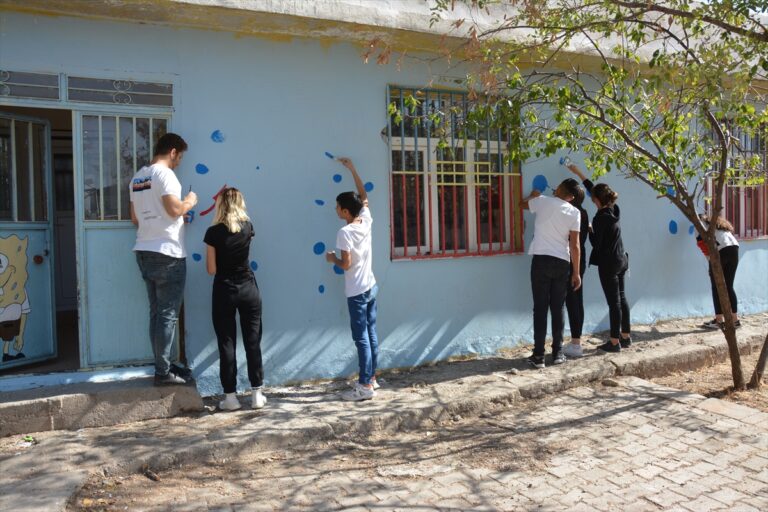 Şanlıurfa’da gönüllü öğretmen ve öğrenciler okul binalarını boyayarak güzelleştiriyor