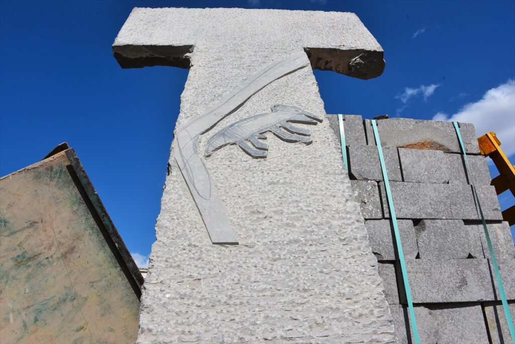 Şanlıurfalı iki taş ustası, Göbeklitepe’nin sembolü dikili taşın replikasını yaptı