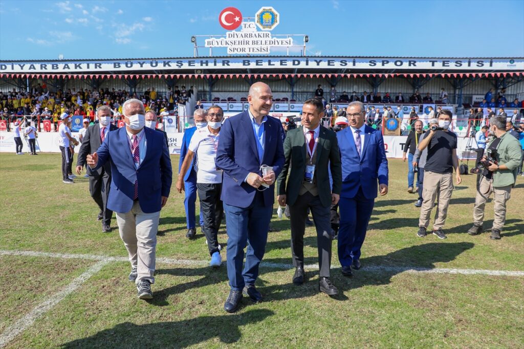 Bakan Soylu, Ampute Futbol Türkiye Kupası maçında başlama vuruşunu yaptı