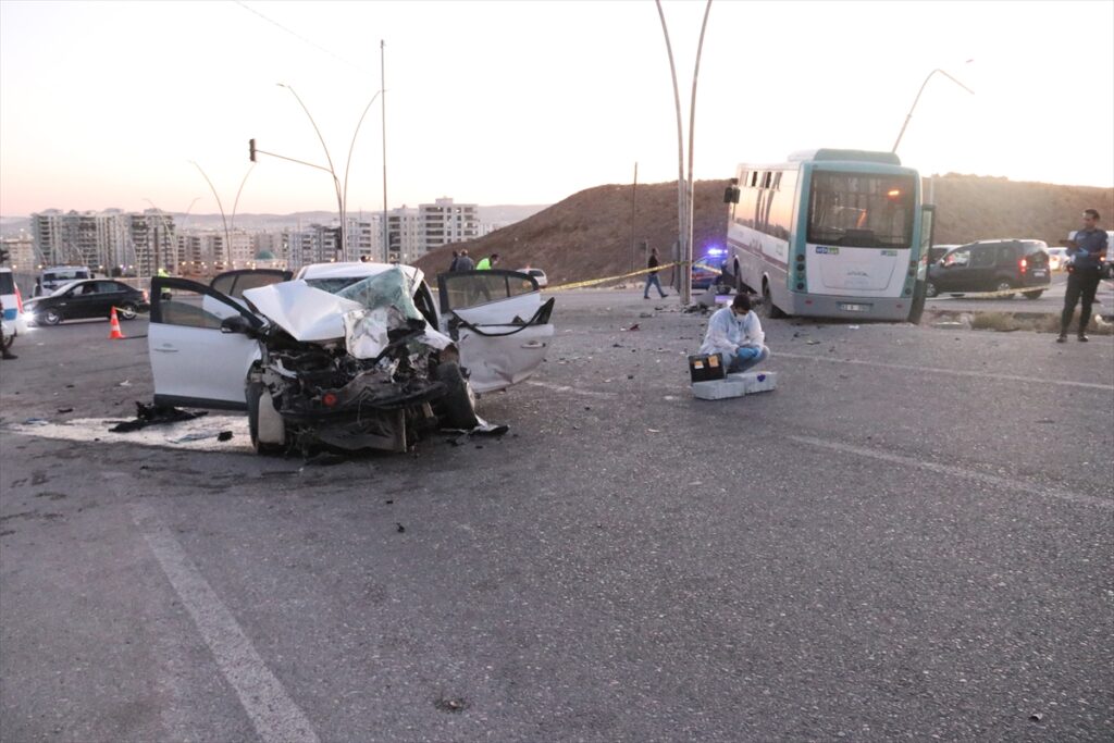 Şanlıurfa’da otobüs ile otomobilin çarpışması sonucu 1 kişi öldü, 10 kişi yaralandı