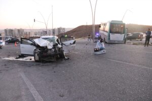 Şanlıurfa’da otobüs ile otomobilin çarpışması sonucu 1 kişi öldü, 10 kişi yaralandı