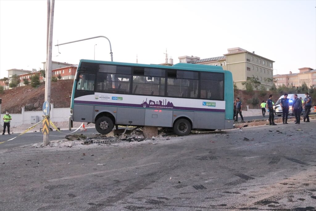 Şanlıurfa’da otobüs ile otomobilin çarpışması sonucu 11 kişi yaralandı