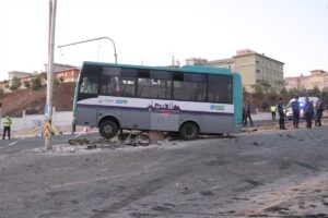 Şanlıurfa’da otobüs ile otomobilin çarpışması sonucu 11 kişi yaralandı