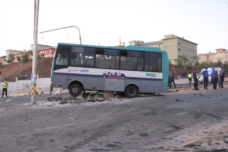 Şanlıurfa’da otobüs ile otomobilin çarpışması sonucu 11 kişi yaralandı