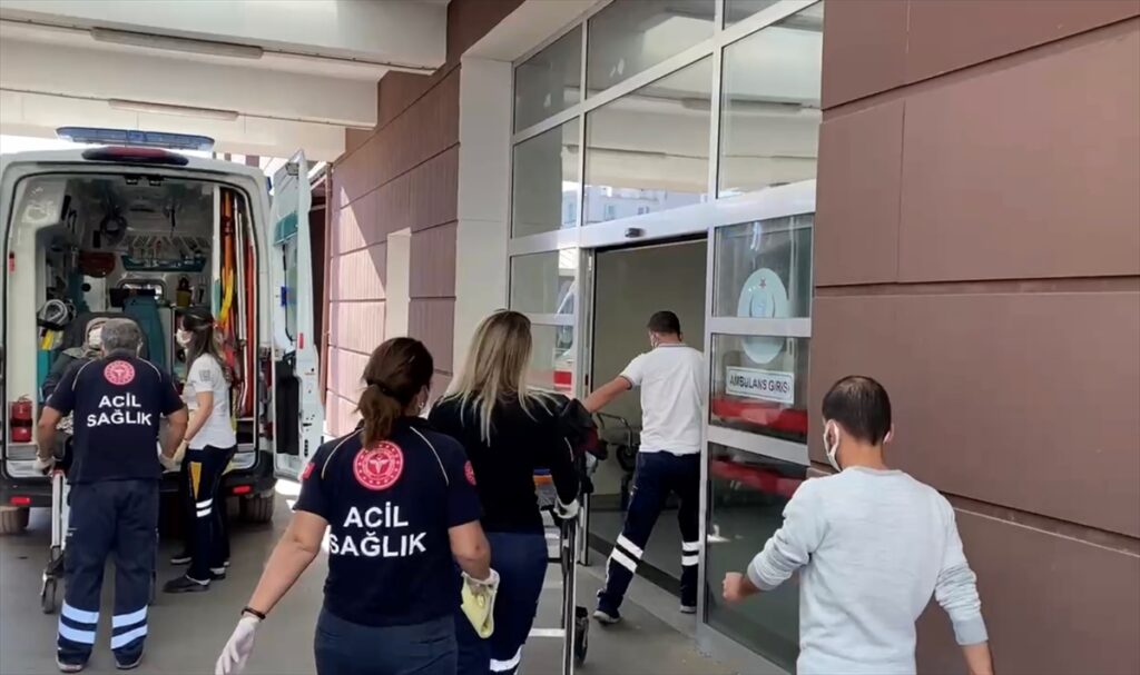 Adıyaman Şanlıurfa karayolunda kapısı açılan otomobilden düşen anne ve bebeği yaralandı