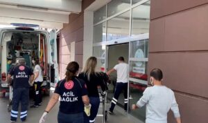 Adıyaman Şanlıurfa karayolunda kapısı açılan otomobilden düşen anne ve bebeği yaralandı