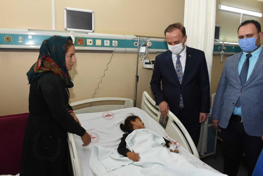 Şanlıurfa Valisi Abdullah Erin’den trafik kazasında yaralanan kıza ziyaret