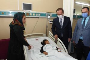 Şanlıurfa Valisi Abdullah Erin’den trafik kazasında yaralanan kıza ziyaret