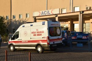 Şanlıurfa’da kamyon ile otomobilin çarpıştığı kazada 6 kişi yaralandı