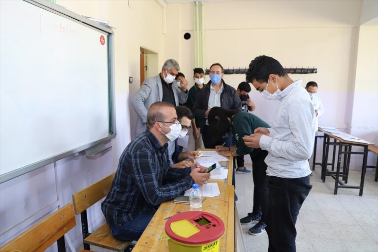 Şanlıurfa’da sağlık ekipleri gençleri aşıya ikna etmek için okulları geziyor