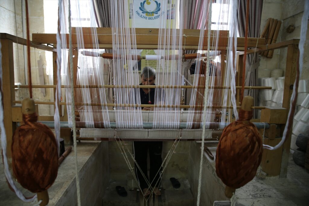 Şanlıurfa’da unutulmaya yüz tutmuş “çulhacılık” için coğrafi işaret belgesi alındı