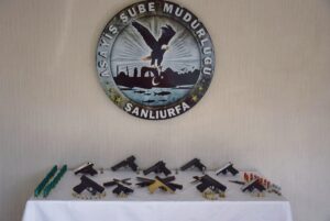 Şanlıurfa’da ruhsatsız 10 tabanca ele geçirildi