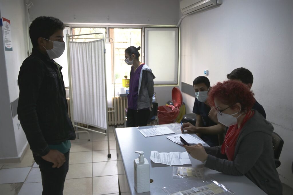 Kovid-19 aşı haritasının “kırmızı kenti” Şanlıurfa’da 80 mobil ekiple mücadele sürüyor