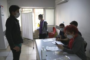 Kovid-19 aşı haritasının “kırmızı kenti” Şanlıurfa’da 80 mobil ekiple mücadele sürüyor