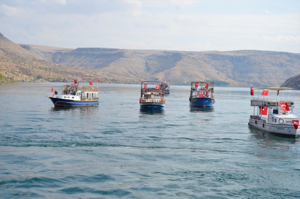 Halfeti Kaymakamlığı’ndan öğrencilere tekne turu