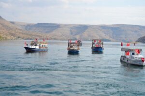 Halfeti Kaymakamlığı’ndan öğrencilere tekne turu