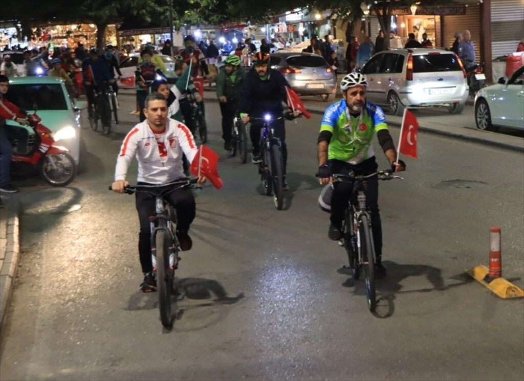 Şanlıurfalı bisikletçiler 29 Ekim Cumhuriyet Bayramı için pedal çevirdi