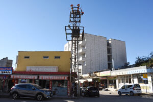 Hilvan’da kaldırımdaki elektrik direği tehlike oluşturuyor