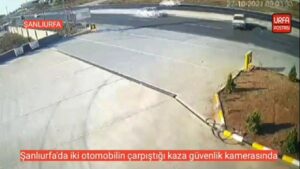 Şanlıurfa’da iki otomobilin çarpıştığı kaza güvenlik kamerasında