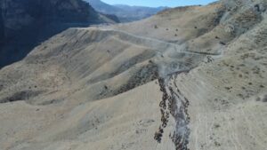 Havanın soğumasıyla yaylalardan ayrılan göçerlerin yolculuğu sürüyor