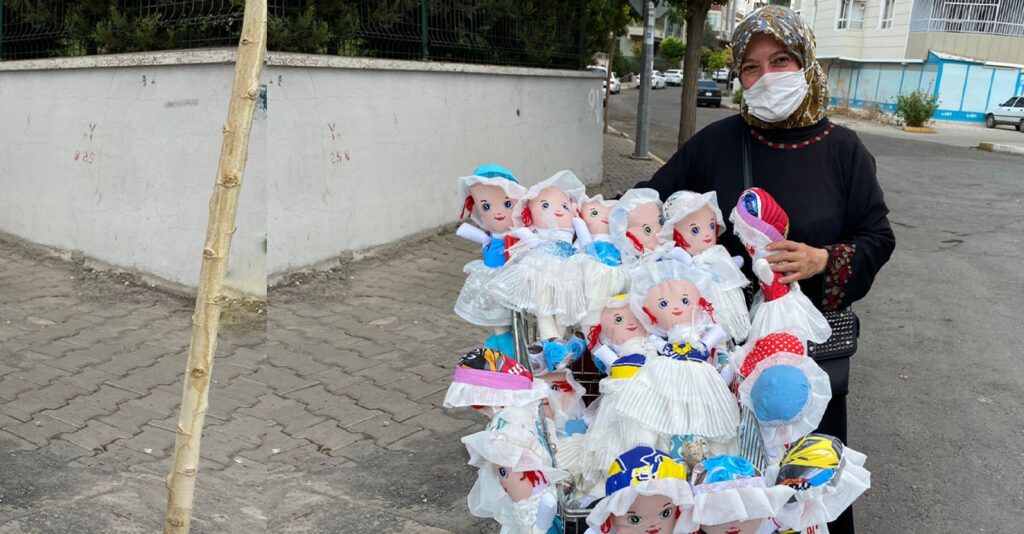 Şanlıurfa’da Bez bebekle geçimini sağlıyor