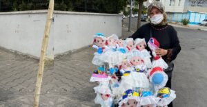 Şanlıurfa’da Bez bebekle geçimini sağlıyor