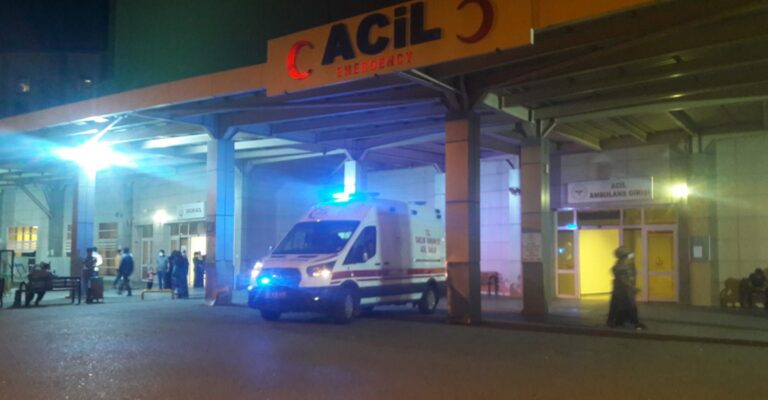 Şanlıurfa’da çekici yol kenarında bekleyen minibüse çarptı 14 kişi yaralandı