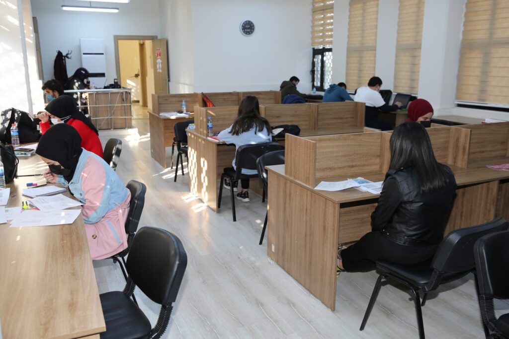 Karaköprü’de Gençler sınavlara okuma salonlarında hazırlanıyor