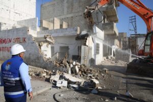 Haliliye’de riskli ve metruk yerler yıkılıyor