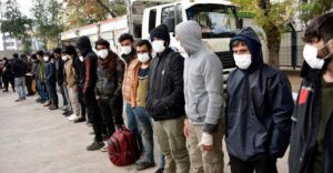 Şanlıurfa’da Kamyon Kasasında Yakalandılar