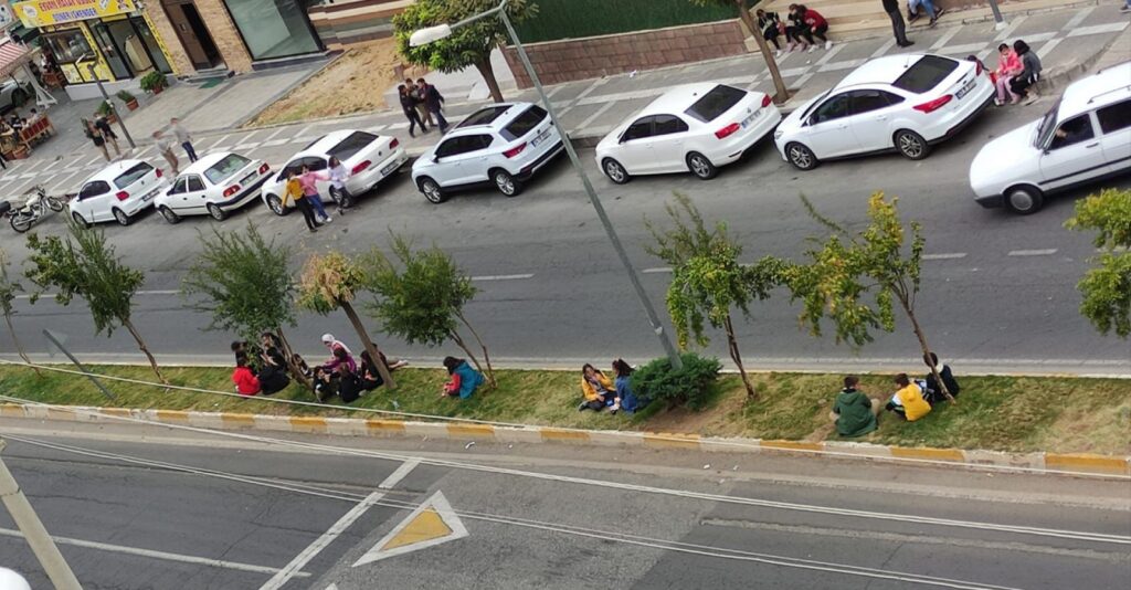 Karaköprü’de Öğrencilerin orta refüjde tehlikeli yemek arası