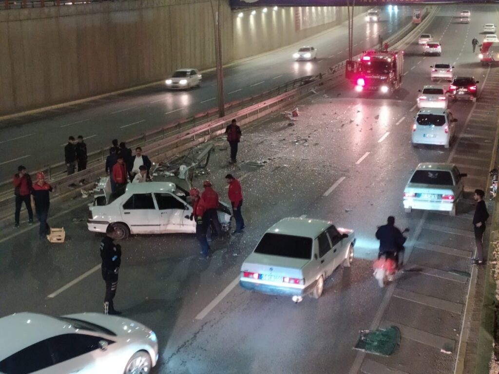 Şanlıurfa’da Otomobil karşı şeride uçtu!