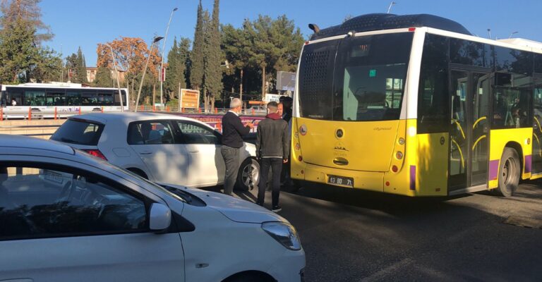 Şanlıurfa’da Otomobil otobüse çarptı, trafik felç oldu