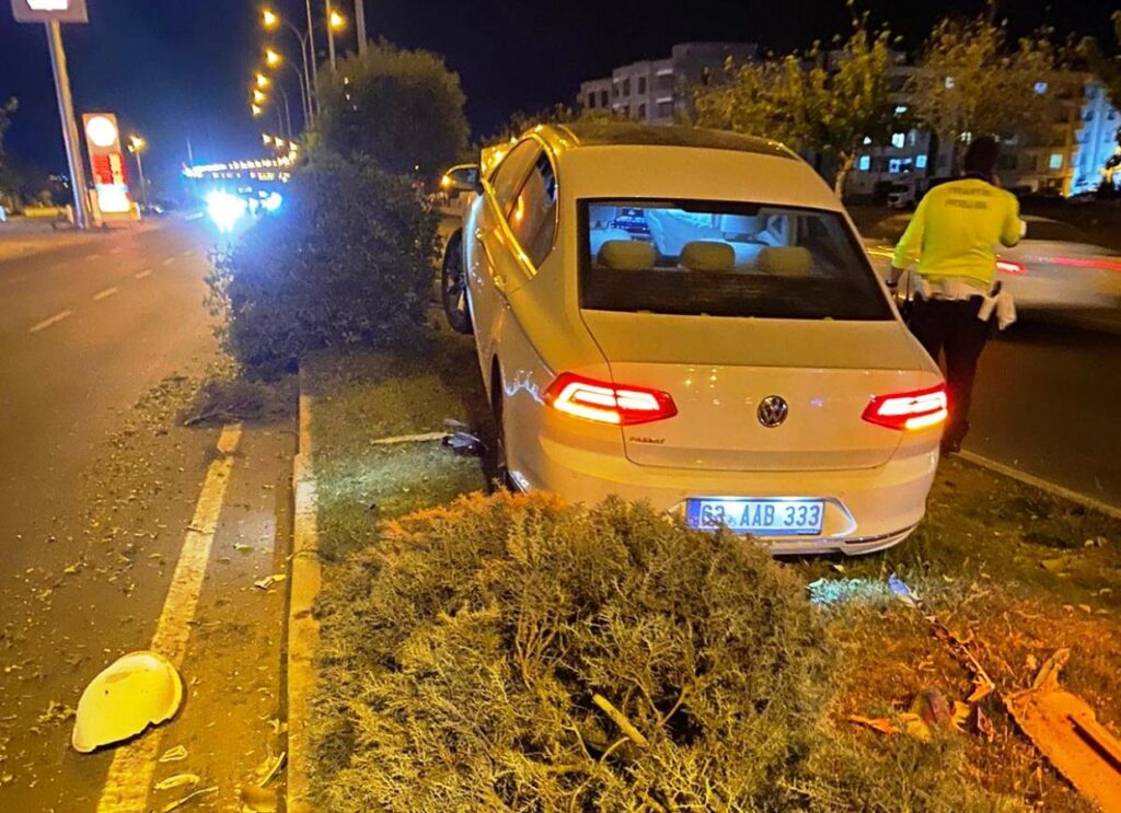 Şanlıurfa’da kontrolden çıkan araç direğe çarptı