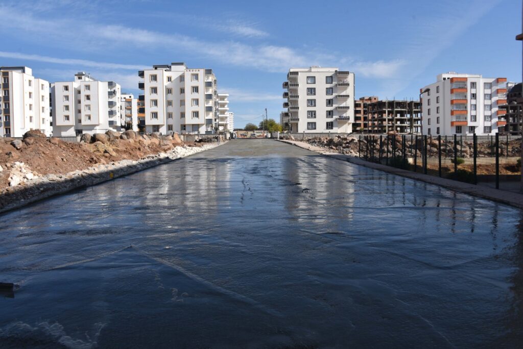 Siverek’te yeni yerleşim alanları ve okulların yolları yapılıyor