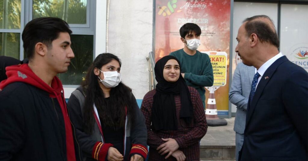 Şanlıurfa Valisi Erin gençlere başarı diledi