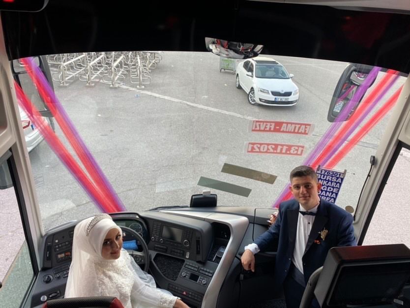 Şanlıurfa’da Yolcu otobüsünü gelin arabası yaptı
