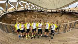 Hayırseverlerin yardımlarını çocuklara 1200 kilometre pedal çevirerek dağıttılar