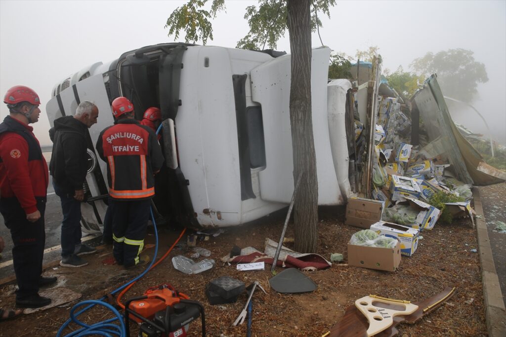 Şanlıurfa’da iki tırın çarpıştığı kazada araçta sıkışan sürücü kurtarıldı