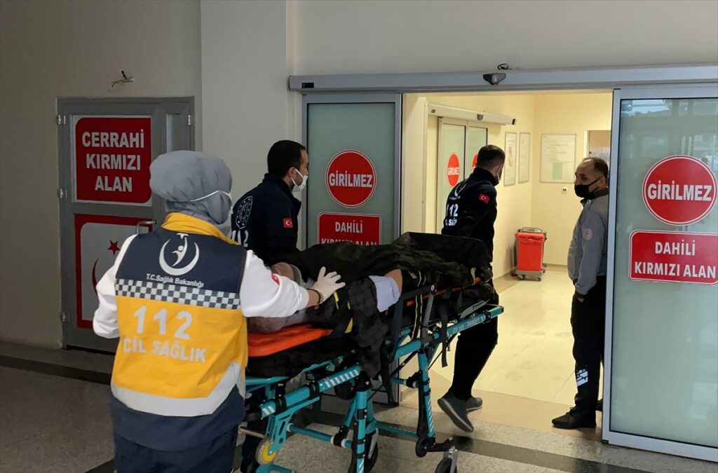 Adıyaman Şanlıurfa Karayolunda otomobil bariyere çarptı, 6 kişi yaralandı